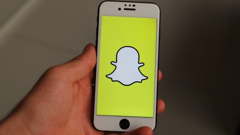 Aunque Snapchat no se mostró como el mejor camino para los creadores de redes sociales, pues durante años se centró en ser una plataforma de mensajería, ahora busca ofrecer la forma de que ganen dinero sus estrellas para dar severa competencia a sus similares.