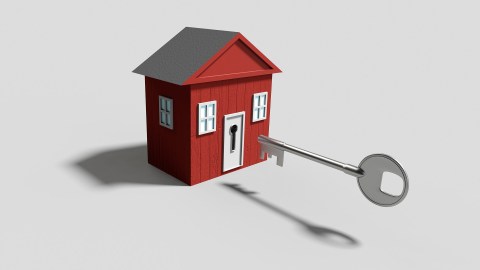 Hay ventajas y desventajas de las ubicaciones de los inmuebles, así que piensa en la que mejor funcione para ti, ya sea porque está cerca de tu casa, porque no es tan costoso el vecindario, porque son accesibles que la vean los clientes, entre otras.
