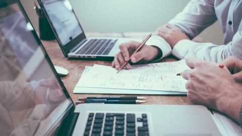 En la empresa Securonix, dedicada a la industria de los software empresariales y soluciones de red contratan puestos como: analista / ingeniero de seguridad, ingeniero de detección / seguridad en la nube, ingeniero de seguridad, entre otros.