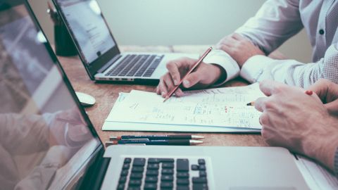 En la empresa Securonix, dedicada a la industria de los software empresariales y soluciones de red contratan puestos como: analista / ingeniero de seguridad, ingeniero de detección / seguridad en la nube, ingeniero de seguridad, entre otros.