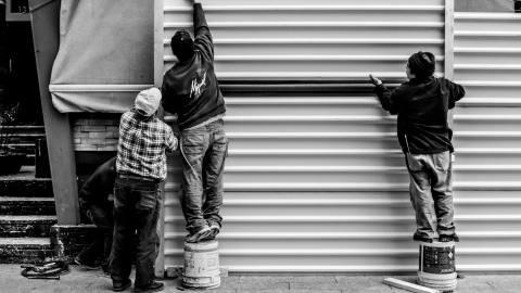 Los inmigrantes que han salido adelante pese al coronavirus, a la falta de trabajos y los salarios en caída libre, han logrado continuar con los envíos de remesas sustanciales a sus casas, dejando lejos la idea que vendrían terribles consecuencias.