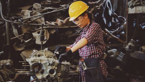 Las mujeres representan menos del 16% de las ocupaciones de arquitectura e ingeniería, con cifras ligeramente más altas de arquitectos e ingenieros industriales, delineantes e ingenieros de hardware no navales.