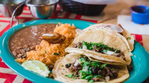 Una taquería drive - thru puede ser una buena idea. Renta un local en una esquina transitada para que el coche pueda entrar y salir para recibir su pedido. Deja volar tu imaginación con los tacos más novedosos.