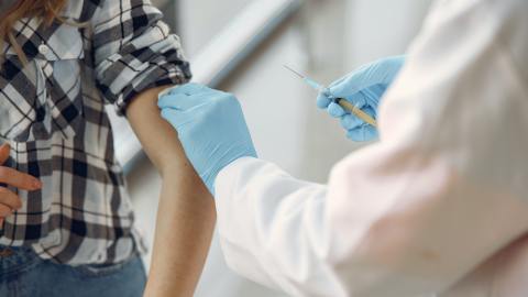 Dollar General levantó la mano para que, tan pronto y puedan acceder a las vacunas, la cadena le pague a cada trabajador para que se aplique la protección contra el coronavirus.