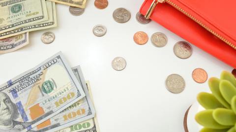 En Nueva York, la tarifa pasó de $11.80 al nuevo salario de $12.50 este 2021. La ciudad de Nueva York ya tiene $15, mientras que Long Island y Westchester están programados para unirse a la Gran Manzana a $15 para fines de 2021.