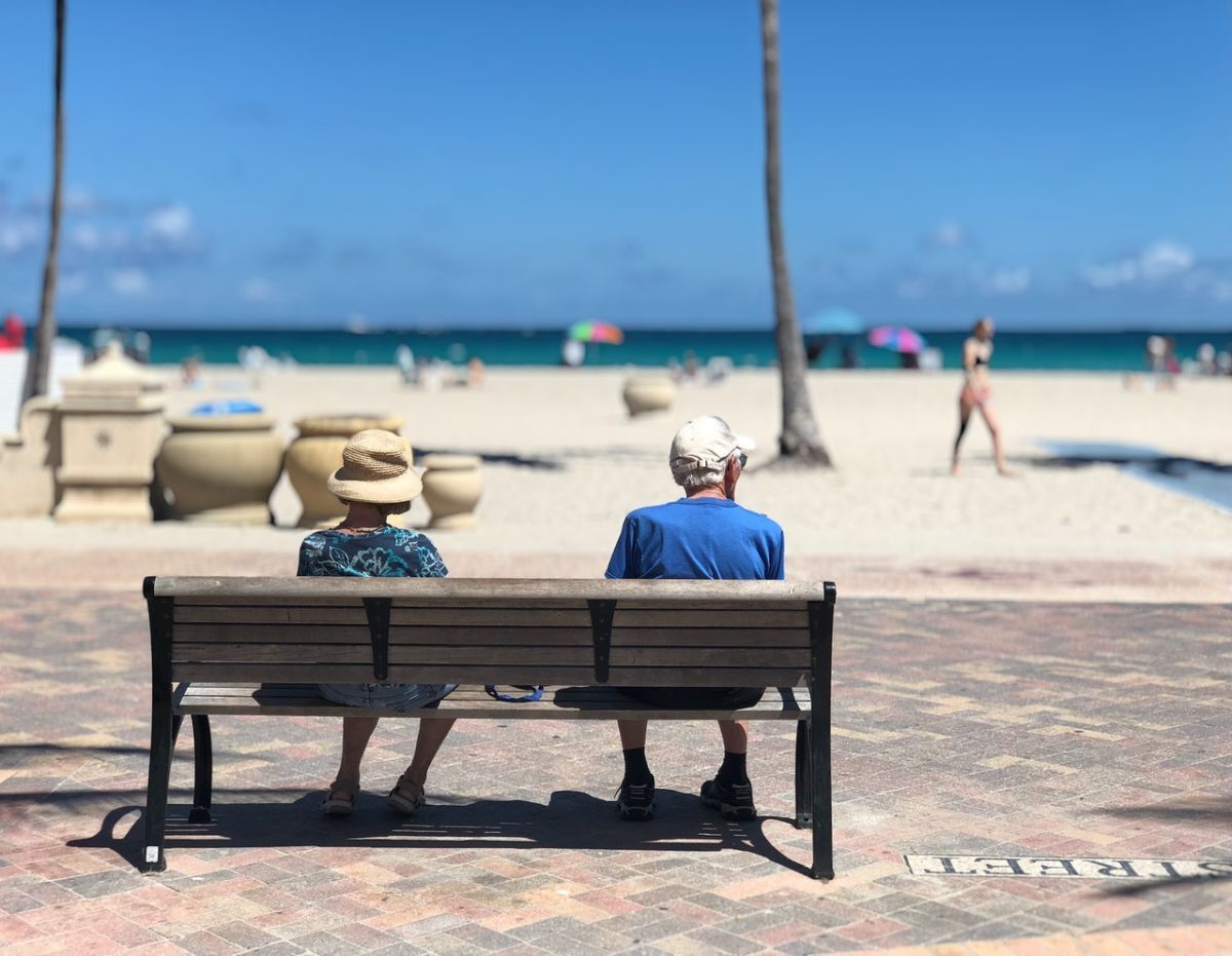 Un par de jubilados descansa en la playa.