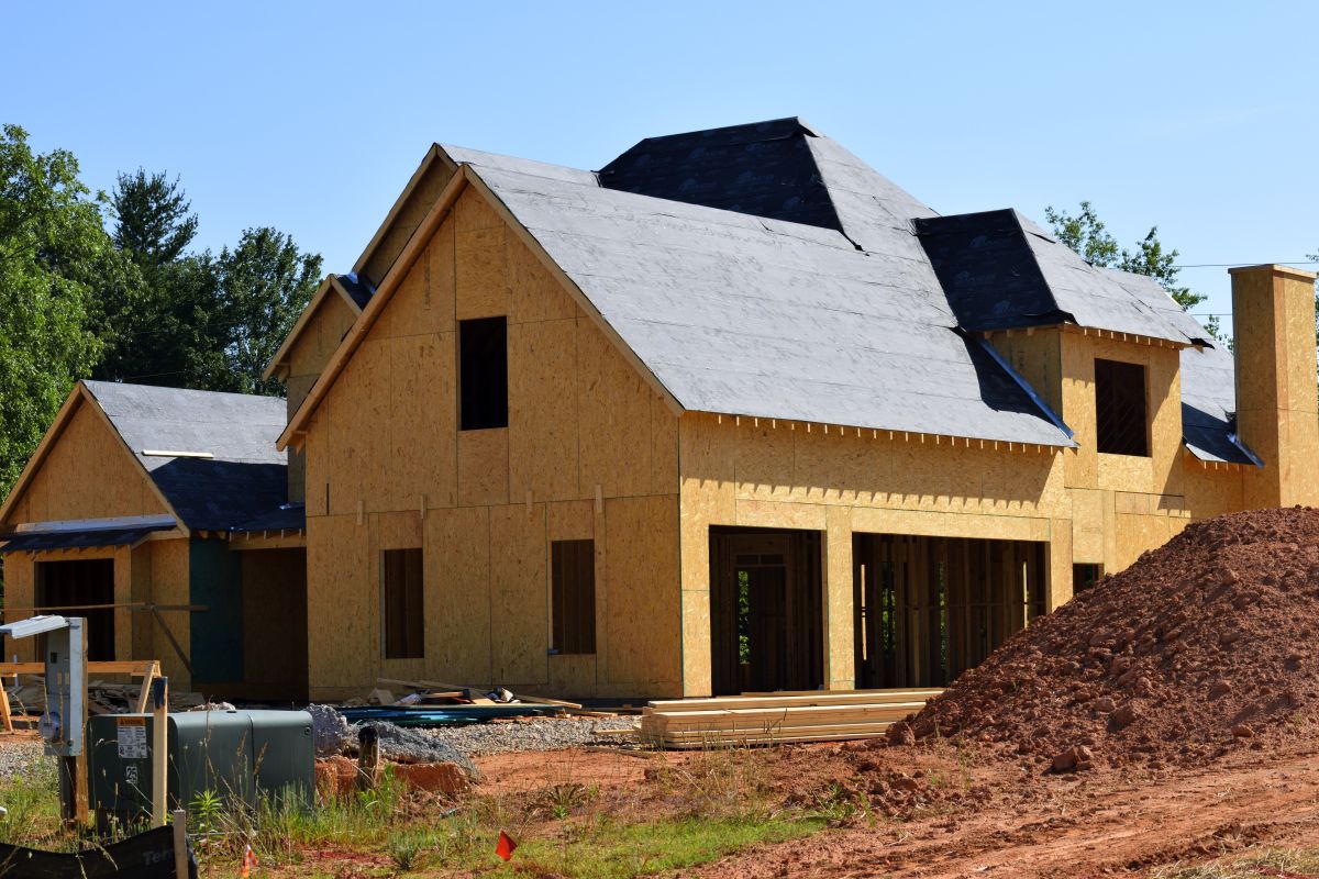 En el noreste de Estados Unidos, los permisos para viviendas unifamiliares aumentaron mensualmente, mientras que medio Oeste experimentó el mayor crecimiento en la construcción de viviendas, con un aumento del 32%.