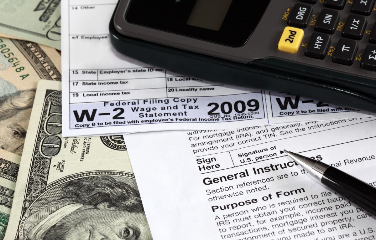 El formulario W-2 sirve para ver tus ingresos y tus retenciones de cada cheque de pago.