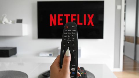 Se puede compartir compartir Netflix con familiares o amigos para dividir gastos.