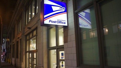 Las oficinas de correos en el sur de California están buscando candidatos para las vacantes de manipulador de correo, técnicos automotrices, mecánico de mantenimiento, asistente de transportista de la ciudad, transportista rural, operador de tractor-remolque, conserjes y enfermeras ocupacionales.