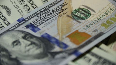 El gobierno de California ya avaló su propio cheque de estímulo que podría llegar a inmigrantes indocumentados.