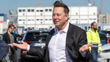 FUERSTENWALDE, GERMANY - SEPTEMBER 03: Tesla head Elon Musk arrives to have a look at the construction site of the new Tesla Gigafactory near Berlin on September 03, 2020 near Gruenheide, Germany. Musk is currently in Germany where he met with vaccine maker CureVac on Tuesday, with which Tesla has a cooperation to build devices for producing RNA vaccines, as well as German Economy Minister Peter Altmaier yesterday. (Photo by Maja Hitij/Getty Images)
