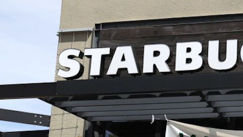 Starbucks quiere apuntalar su servicio de drive-thru.