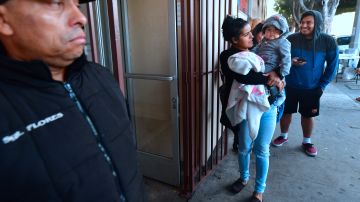 A security guards watches as Laura (C) and daughter Tiffany join Deferred Action for Childhood Arrivals (DACA) recipients waiting in line at the Coalition for Humane Immigrant Rights (CHIRLA) office in Los Angeles on September 30, 2017.
Volunteer lawyers were on hand to offer assistance on the final weekend before the October 5, 2017, deadline when more than 154,000 DACA recipients must renew their work permits before the program ends March 5, 2018.  / AFP PHOTO / FREDERIC J. BROWN        (Photo credit should read FREDERIC J. BROWN/AFP via Getty Images)