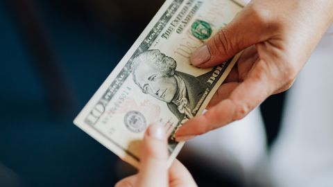 Algunos especialistas sugieren que Estados Unidos se ha formado a base de préstamos y crédito, de ahí su importancia.