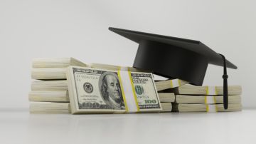 Actualmente hay una moratoria en el pago de los préstamos estudiantiles que te permiten llevar dinero de manera inteligente a otras áreas de tu vida.