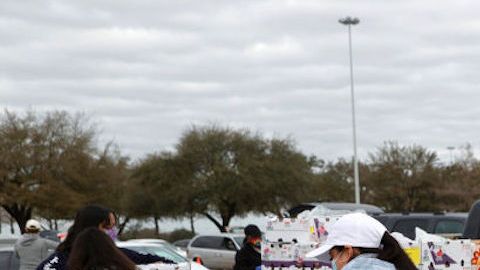 Los habitantes de Texas ha recibio apoyo alimenticio tras la helada.