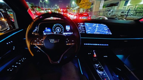 Interior del Cadillac Escalade con tecnología Super Cruise.