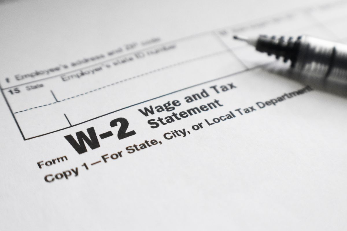 Tu empleador debe darte una copia del formulario W-2 y el IRS se queda con otra.