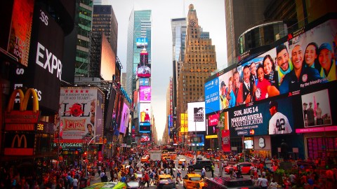 En Nueva York, miles de trabajadores de la industria de restaurantes ya empezaron a vacunarse contra el coronavirus justo cuando podrían abrir los lugares de comida en interior.