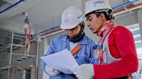 Si bien MA Industries ha intentado de todo para atraer nuevo empleados, incluso han colocado esos antiguos carteles de “estamos contratado” o hasta han ofrecido salarios más altos, hasta ahora no han tenido tanto éxito hasta el momento.