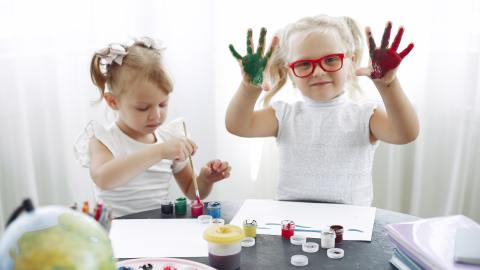 De acuerdo al Centro para el estudio del empleo en el cuidado infantil (CSCCE), los educadores de la primera infancia ganan un salario medio de $11.65 por hora, una cifra baja consideran los educadores, ya que los ingresos son insuficientes para costear los gastos de una familia.