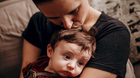 El proyecto, presentado por Wendy Carrillo, asambleísta demócrata de Los Ángeles, menciona la idea de que las empresas con sede en California con más de 1,000 empleados brinden hasta 60 horas de cuidado de respaldo subsidiado para niños menores de 14 años.