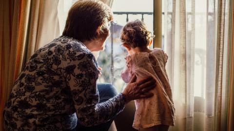 Niño con su abuela