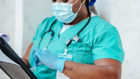 Acércate a la Cincinnati State Technical and Community College si te interesa aprender tareas administrativas, clínicas y de gestión en organizaciones de atención médica.