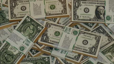 El dólar se mantiene fuerte