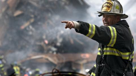 En esta lista es de los trabajos más pesados para el físico del trabajador, los bomberos ocupan el primer sitio de la lista ya que deben entrar y salir de edificios en llamas, rescatar personas y mascotas, preservar propiedades y transportar cargas pesadas de 75 libras o más. Su salario medio es de $50,850 anuales.