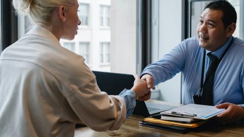 Es posible que aumentes tus posibilidades de tener noticias del reclutador si logras un contacto de peso en la empresa objetivo, dado que esta persona ya conoce bien cómo son los procesos de solicitud, entrevista e incorporación, además de que puede darte una idea más amplia de tus movimientos.