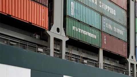 La embarcación propiedad de la naviera Evergreen obstaculiza el paso por el canal de Suez.