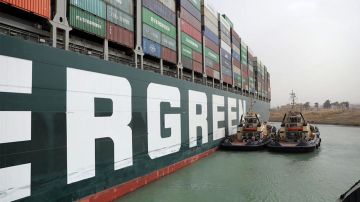 La embarcación propiedad de la naviera Evergreen obstaculiza el paso por el canal de Suez.