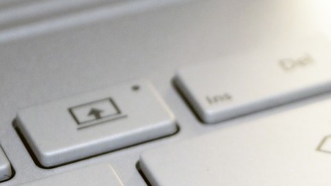 Herramientas digitales como internet son las fuentes de las estafas románticas.