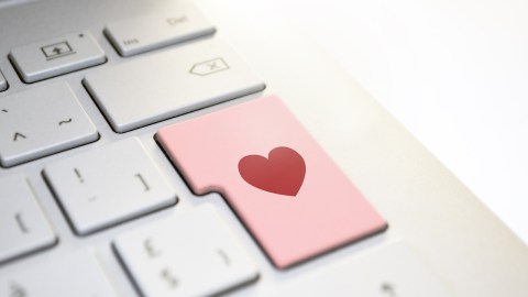 Herramientas digitales como internet son las fuentes de las estafas románticas.