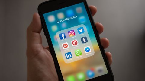 iconos de redes en un teléfono celular