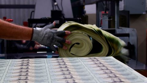 Mexicanos envían a su país la mayor cantidad de remesas registradas en 14 años.