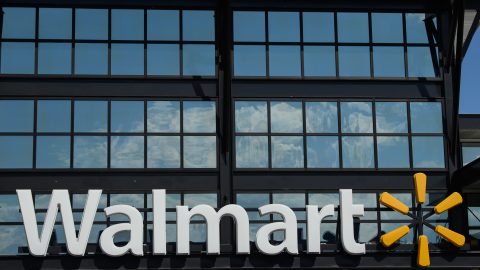 Envía dinero fácil y rápido  desde las tiendas Walmart.