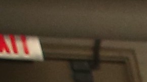 Detectar dinero falso conociendo los detalles del genuino.