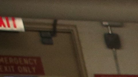 Detectar dinero falso conociendo los detalles del genuino.