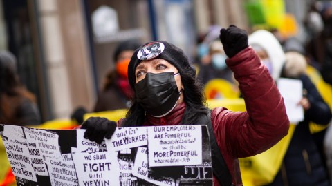 Mujer protesta Nueva York 17-03