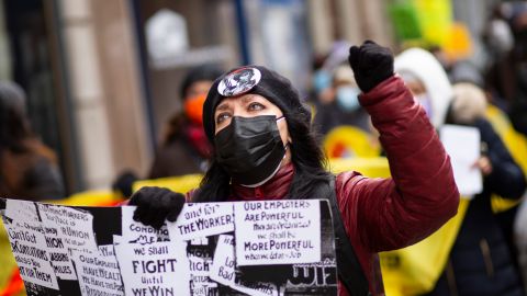 Mujer protesta Nueva York 17-03