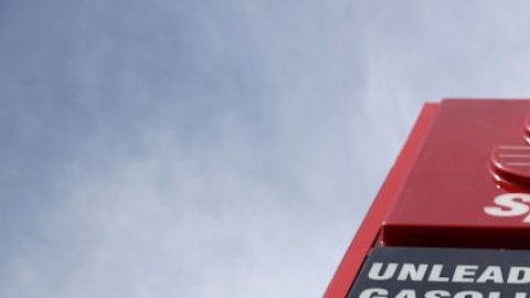 En California la gasolina llega a costar hasta un dólar más que el promedio nacional.