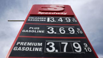 En California la gasolina llega a costar hasta un dólar más que el promedio nacional.