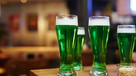 Las cervezas se tiñen de verde el Día de San Patricio.