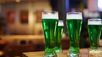 Las cervezas se tiñen de verde el Día de San Patricio.