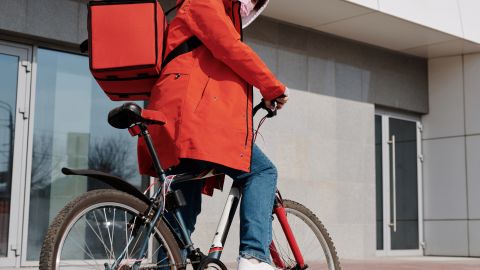 Las bicicletas híbridas pueden ser una buena opción. Sus puntos a favor son el sistema de cambio de marchas, y el manillar plano. Por otro lado su estética las hace poco interesantes a los ojos de un ladrón.