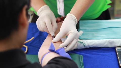 Mientras que la Cruz Roja Estadounidense solo te permite donar una vez cada 28 días, los centros privados te permiten donar hasta dos veces en siete días con al menos un día en el medio.