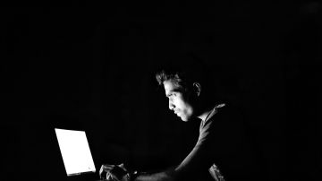 hacker frente a la computadora